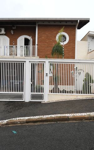 Casa à venda com 250m², 4 quartos e 4 vagasFachada / Placa