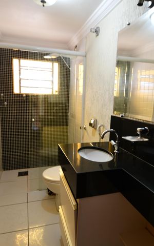 Casa à venda com 250m², 4 quartos e 4 vagasBanheiro Suíte