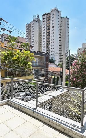 Casa à venda com 200m², 3 quartos e 2 vagas Casa à venda com 200m², 3 quartos e 2 vagasVaranda da suíte