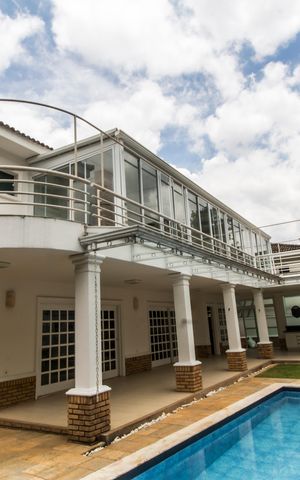 Casa à venda com 560m², 4 quartos e 4 vagas Casa à venda com 560m², 4 quartos e 4 vagasPiscina