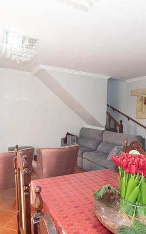 Casa à venda com 180m², 4 quartos e 2 vagas Casa à venda com 180m², 4 quartos e 2 vagasSala