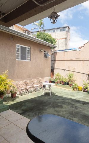 Casa à venda com 180m², 4 quartos e 2 vagas Casa à venda com 180m², 4 quartos e 2 vagasQuintal / Churrasqueira