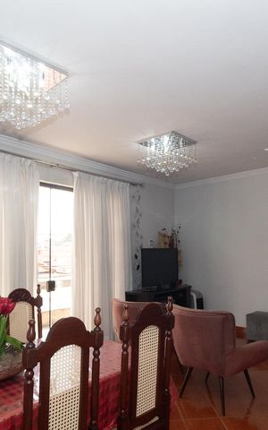 Casa à venda com 180m², 4 quartos e 2 vagas Casa à venda com 180m², 4 quartos e 2 vagasSala