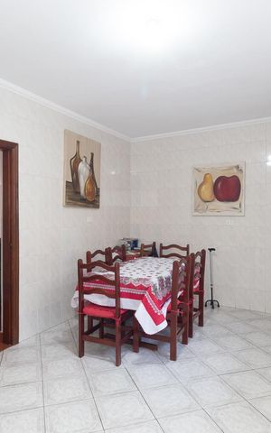 Casa à venda com 180m², 4 quartos e 2 vagas Casa à venda com 180m², 4 quartos e 2 vagasCozinha