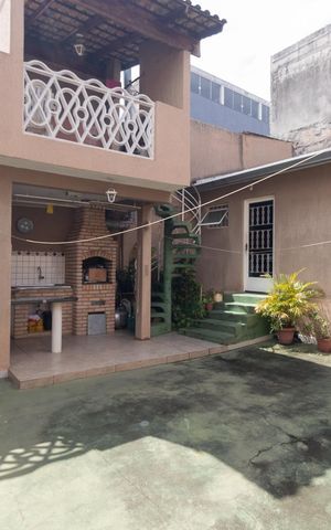 Casa à venda com 180m², 4 quartos e 2 vagas Casa à venda com 180m², 4 quartos e 2 vagasQuintal / Churrasqueira