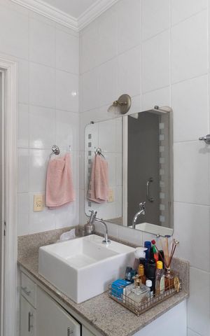 Casa à venda com 180m², 4 quartos e 2 vagas Casa à venda com 180m², 4 quartos e 2 vagasBanheiro 2