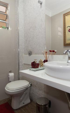Casa à venda com 180m², 4 quartos e 2 vagas Casa à venda com 180m², 4 quartos e 2 vagasLavabo