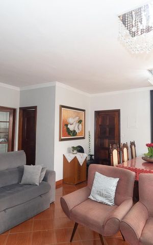 Casa à venda com 180m², 4 quartos e 2 vagas Casa à venda com 180m², 4 quartos e 2 vagasSala