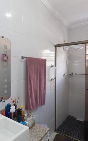 Casa à venda com 180m², 4 quartos e 2 vagas Casa à venda com 180m², 4 quartos e 2 vagasBanheiro 2