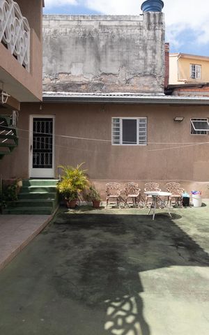 Casa à venda com 180m², 4 quartos e 2 vagas Casa à venda com 180m², 4 quartos e 2 vagasQuintal / Churrasqueira