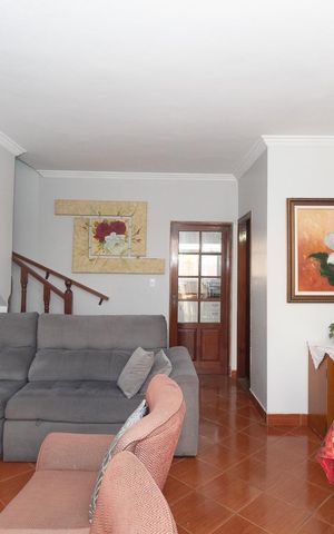 Casa à venda com 180m², 4 quartos e 2 vagas Casa à venda com 180m², 4 quartos e 2 vagasSala