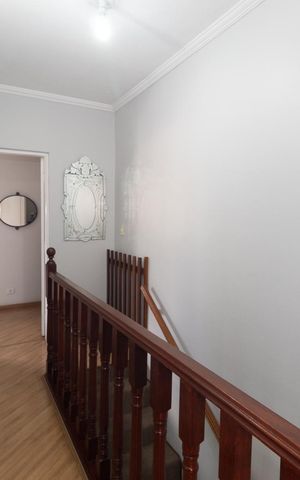 Casa à venda com 180m², 4 quartos e 2 vagas Casa à venda com 180m², 4 quartos e 2 vagasHall