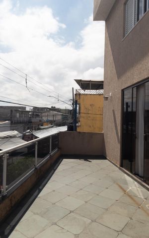 Casa à venda com 180m², 4 quartos e 2 vagas Casa à venda com 180m², 4 quartos e 2 vagasVaranda