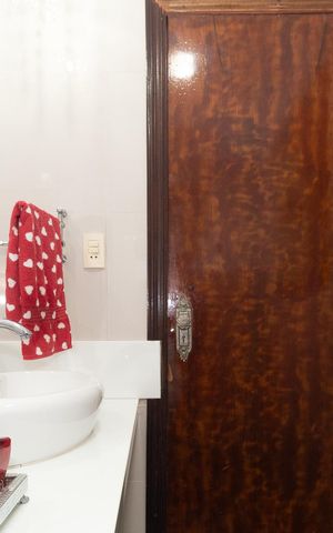Casa à venda com 180m², 4 quartos e 2 vagas Casa à venda com 180m², 4 quartos e 2 vagasLavabo