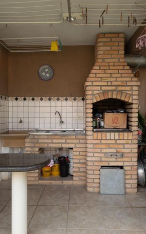 Casa à venda com 180m², 4 quartos e 2 vagas Casa à venda com 180m², 4 quartos e 2 vagasQuintal / Churrasqueira