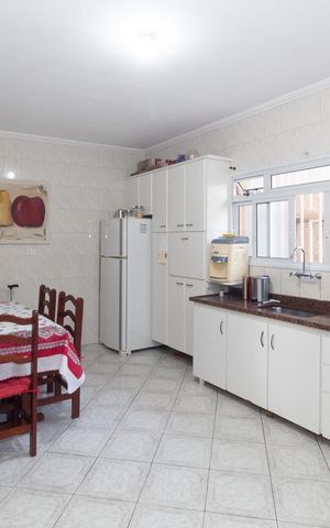 Casa à venda com 180m², 4 quartos e 2 vagas Casa à venda com 180m², 4 quartos e 2 vagasCozinha
