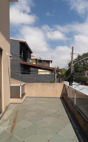 Casa à venda com 180m², 4 quartos e 2 vagas Casa à venda com 180m², 4 quartos e 2 vagasVaranda