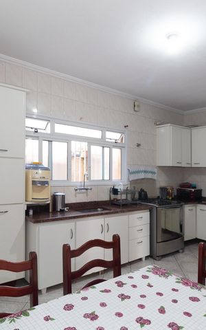 Casa à venda com 180m², 4 quartos e 2 vagas Casa à venda com 180m², 4 quartos e 2 vagasCozinha