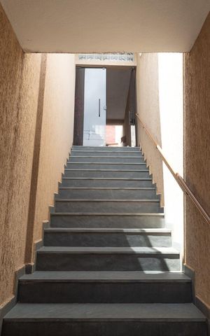 Casa à venda com 180m², 4 quartos e 2 vagas Casa à venda com 180m², 4 quartos e 2 vagasEscada