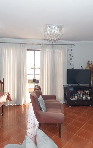 Casa à venda com 180m², 4 quartos e 2 vagas Casa à venda com 180m², 4 quartos e 2 vagasSala
