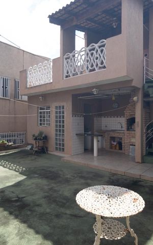 Casa à venda com 180m², 4 quartos e 2 vagas Casa à venda com 180m², 4 quartos e 2 vagasQuintal / Churrasqueira