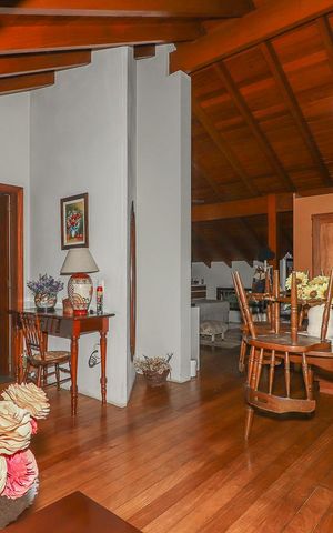 Casa à venda com 226m², 3 quartos e 3 vagasSala / Sótão