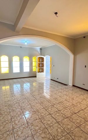 Casa à venda com 300m², 3 quartos e 2 vagas Casa à venda com 300m², 3 quartos e 2 vagasSala