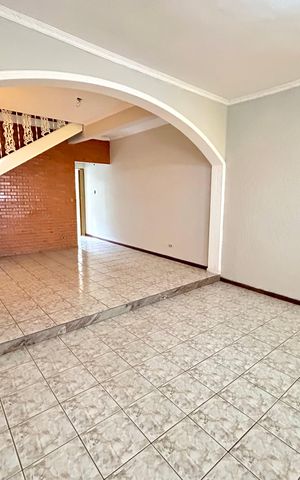 Casa à venda com 300m², 3 quartos e 2 vagas Casa à venda com 300m², 3 quartos e 2 vagasSala