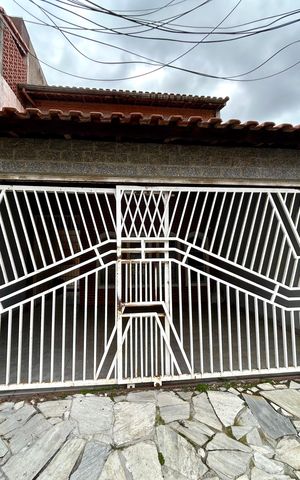Casa à venda com 300m², 3 quartos e 2 vagas Casa à venda com 300m², 3 quartos e 2 vagasPlaca instalada na fachada do imóvel
