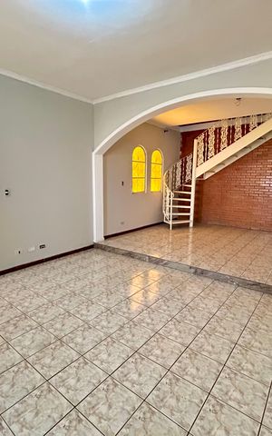 Casa à venda com 300m², 3 quartos e 2 vagas Casa à venda com 300m², 3 quartos e 2 vagasSala