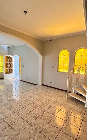 Casa à venda com 300m², 3 quartos e 2 vagas Casa à venda com 300m², 3 quartos e 2 vagasSala