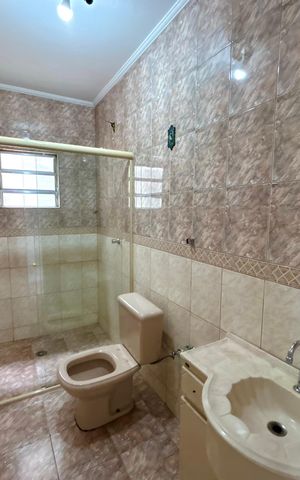 Casa à venda com 300m², 3 quartos e 2 vagas Casa à venda com 300m², 3 quartos e 2 vagasBanheiro 1
