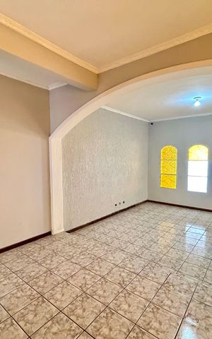 Casa à venda com 300m², 3 quartos e 2 vagas Casa à venda com 300m², 3 quartos e 2 vagasSala