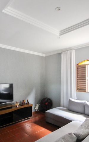 Casa à venda com 360m², 4 quartos e 2 vagas Casa à venda com 360m², 4 quartos e 2 vagasSala