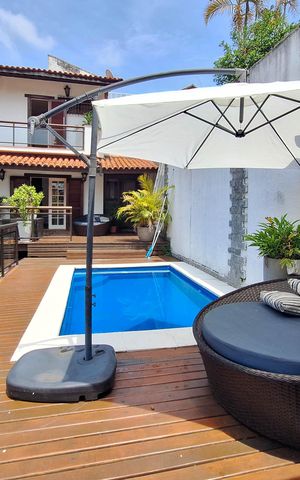 Casa à venda com 420m², 4 quartos e 4 vagas Casa à venda com 420m², 4 quartos e 4 vagasPiscina