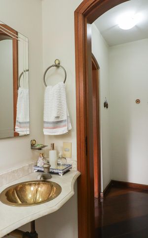 Apartamento à venda com 200m², 4 quartos e 3 vagas Apartamento à venda com 200m², 4 quartos e 3 vagasLavabo