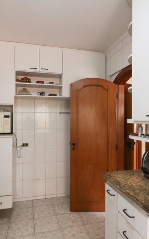 Apartamento à venda com 200m², 4 quartos e 3 vagas Apartamento à venda com 200m², 4 quartos e 3 vagasCozinha