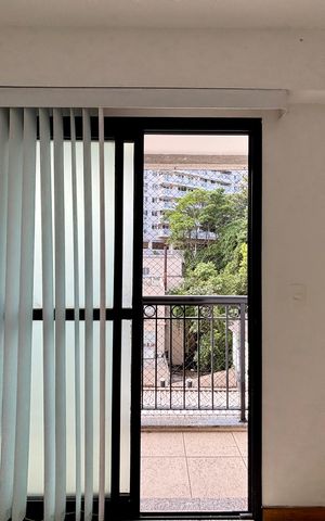 Apartamento à venda com 111m², 3 quartos e 2 vagas Apartamento à venda com 111m², 3 quartos e 2 vagasVaranda da sala