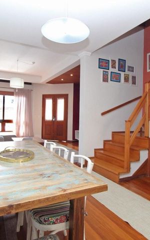 Casa à venda com 160m², 3 quartos e 2 vagas Casa à venda com 160m², 3 quartos e 2 vagasSala