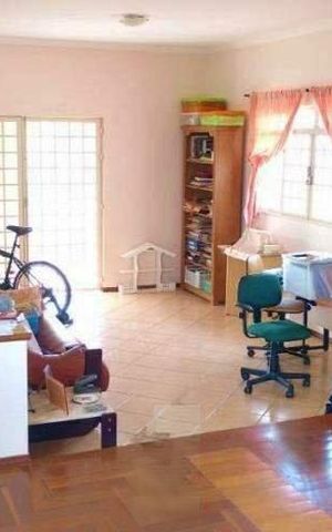 Casa à venda com 243m², 4 quartos e 12 vagas