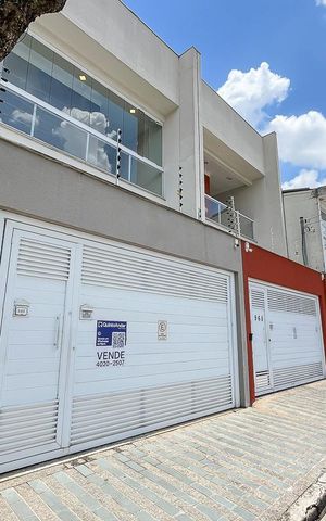 Casa à venda com 284m², 3 quartos e 3 vagasFachada + plaquinha