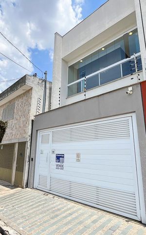 Casa à venda com 284m², 3 quartos e 3 vagasFachada + plaquinha