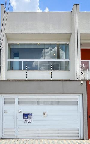 Casa à venda com 284m², 3 quartos e 3 vagasFachada + plaquinha