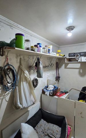 Casa à venda com 250m², 5 quartos e 4 vagas Casa à venda com 250m², 5 quartos e 4 vagasDespensa da Garagem/ Casa 01