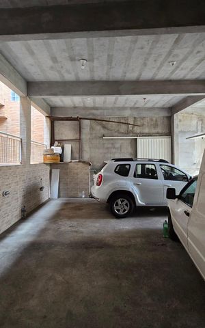 Casa à venda com 250m², 5 quartos e 4 vagas Casa à venda com 250m², 5 quartos e 4 vagasGaragem /Casa 01