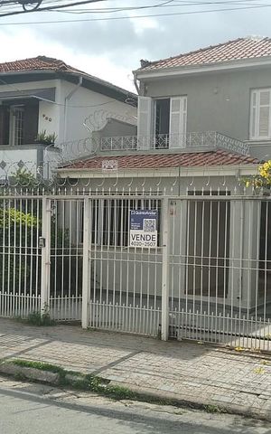 Casa à venda com 170m², 2 quartos e 4 vagas Casa à venda com 170m², 2 quartos e 4 vagasFachada