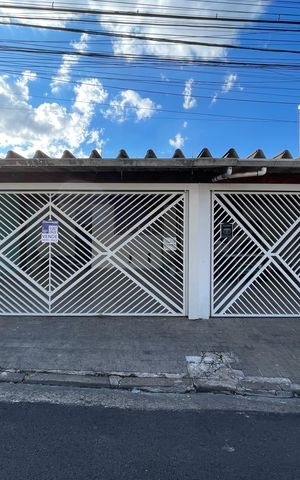 Casa à venda com 300m², 4 quartos e 3 vagas Casa à venda com 300m², 4 quartos e 3 vagasFachada + Placa