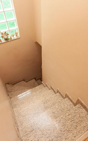 Casa à venda com 136m², 3 quartos e 2 vagasEscada
