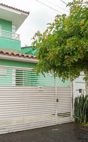 Casa à venda com 136m², 3 quartos e 2 vagasFachada