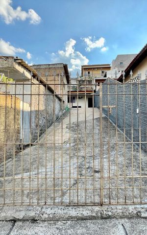 Casa à venda com 180m², 4 quartos e sem vaga Casa à venda com 180m², 4 quartos e sem vagaCasa dos fundos